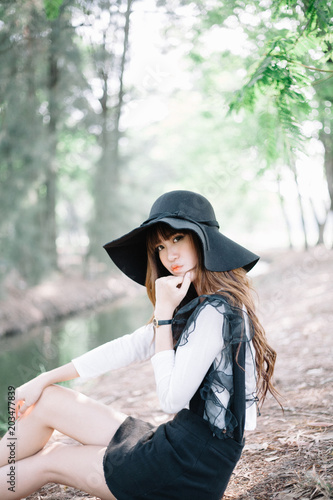 Beauty Girl Wear Wide Brim Black Hat