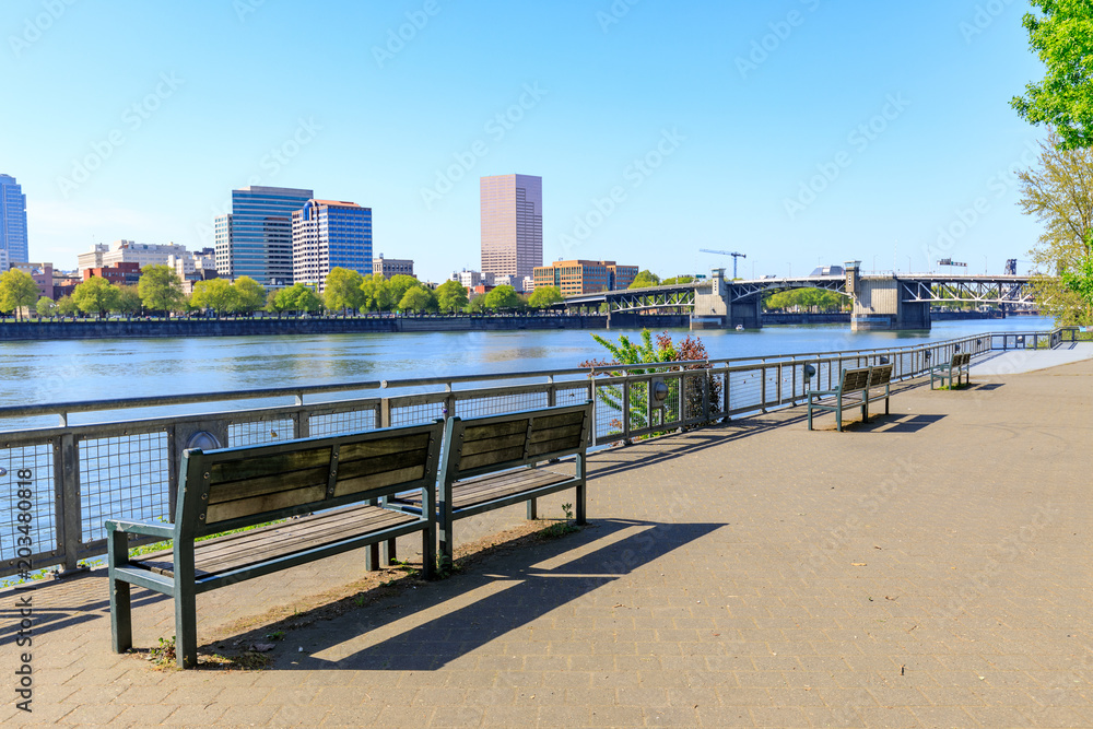 Obraz premium Waterfront Park with Hawthorne Bridge on the Willamette River in downtown Portland, Oregon