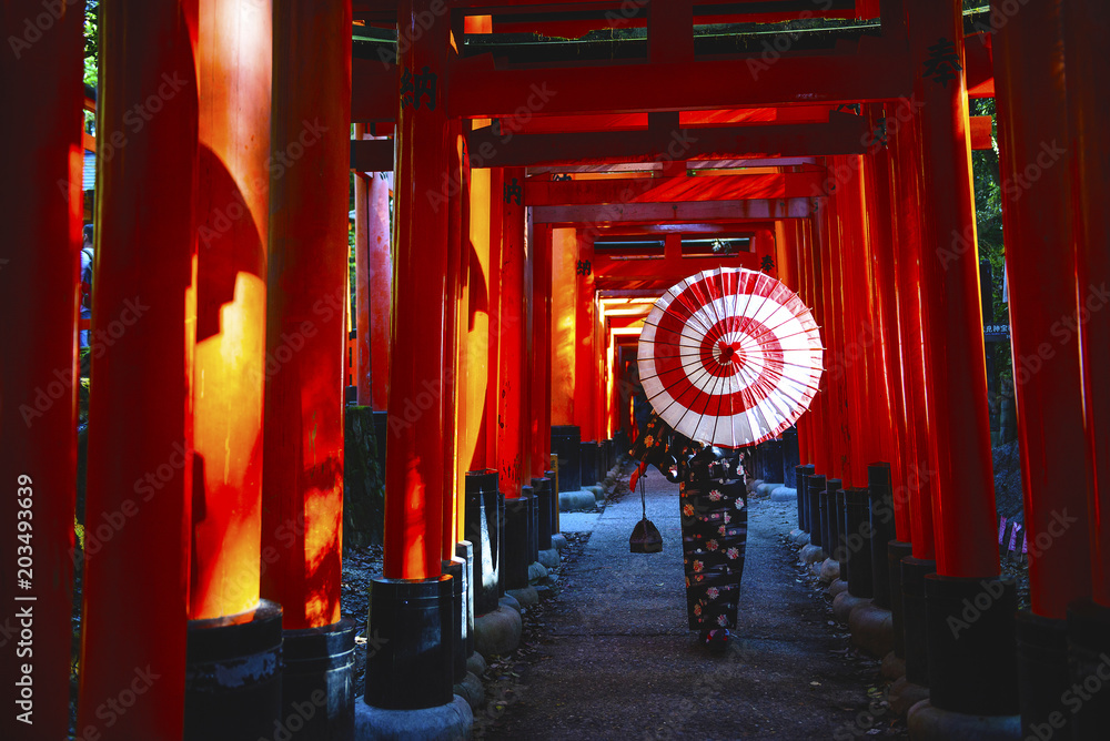 伏見稲荷大社 千本鳥居 和傘をさす女性 Stock 写真 Adobe Stock