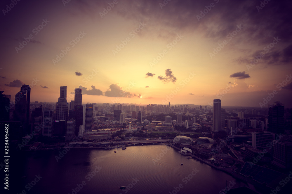 Naklejka premium Marina Bay, Singapore - July 02, 2016: Skyview of the Marina bay sands with Cinema tone.