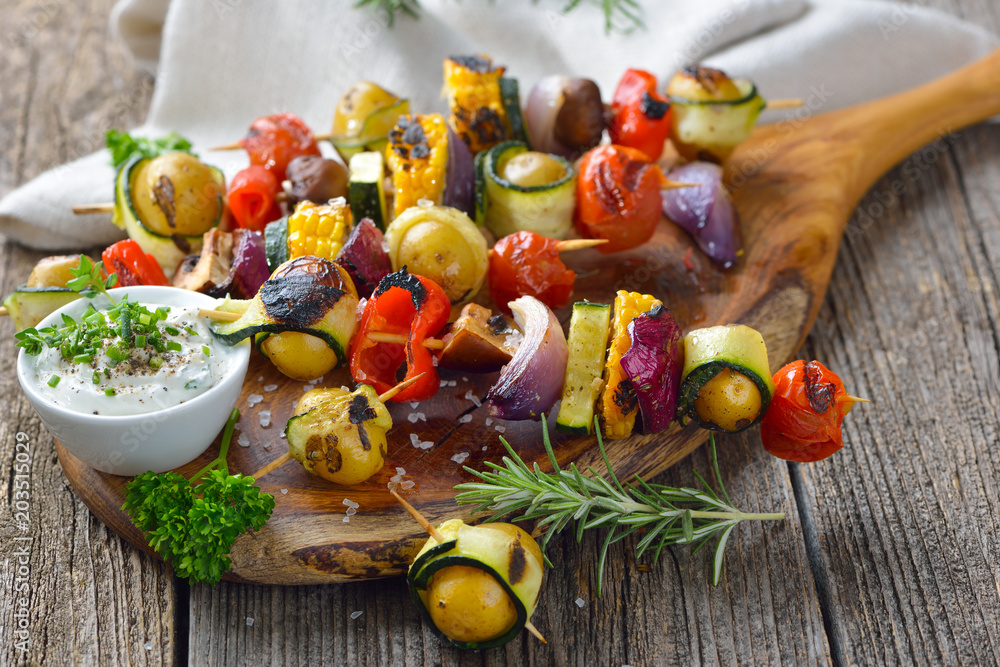 Vegan grillen: Bunte Gemüsespieße vom Grill mit Kräuterdip - Grilled  skewers with mixed vegetables served on a wooden cutting board with a vegan  herb dip Stock Photo | Adobe Stock