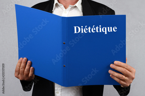 Homme consultant le dossier diététique