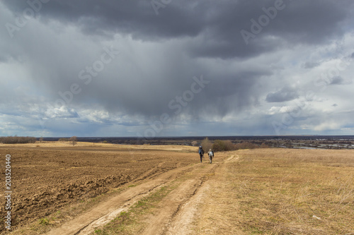 Tourists go on the road © Тищенко Дмитрий