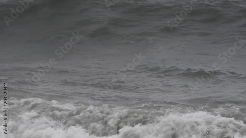 Vento e pioggia sulle onde del mare in burrasca photo