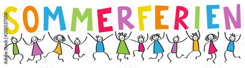 Kinder springen hoch mit bunten Buchstaben SOMMERFERIEN, Schulferien, Freude, Strichmännchen