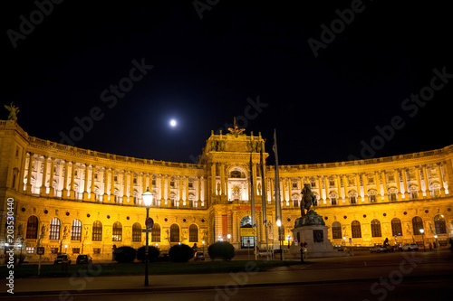 Wiener Hofburg bei Nacht