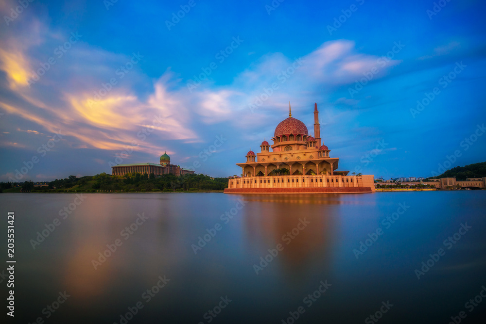 Obraz premium Sunset at Putra Mosque and Putrajaya Lake in Malaysia