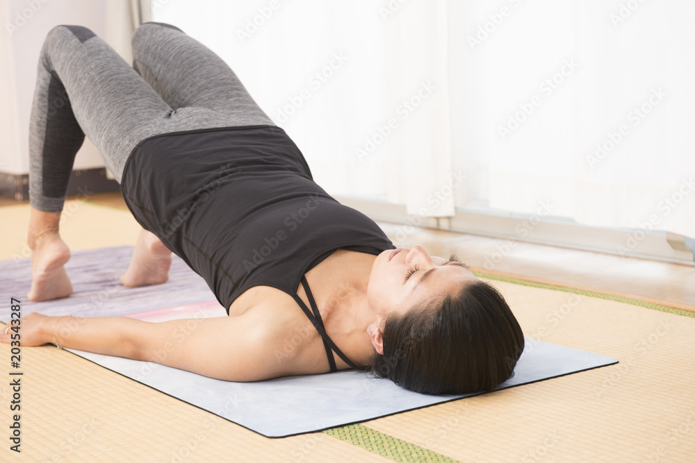 Fototapeta premium ピラティスをする女性