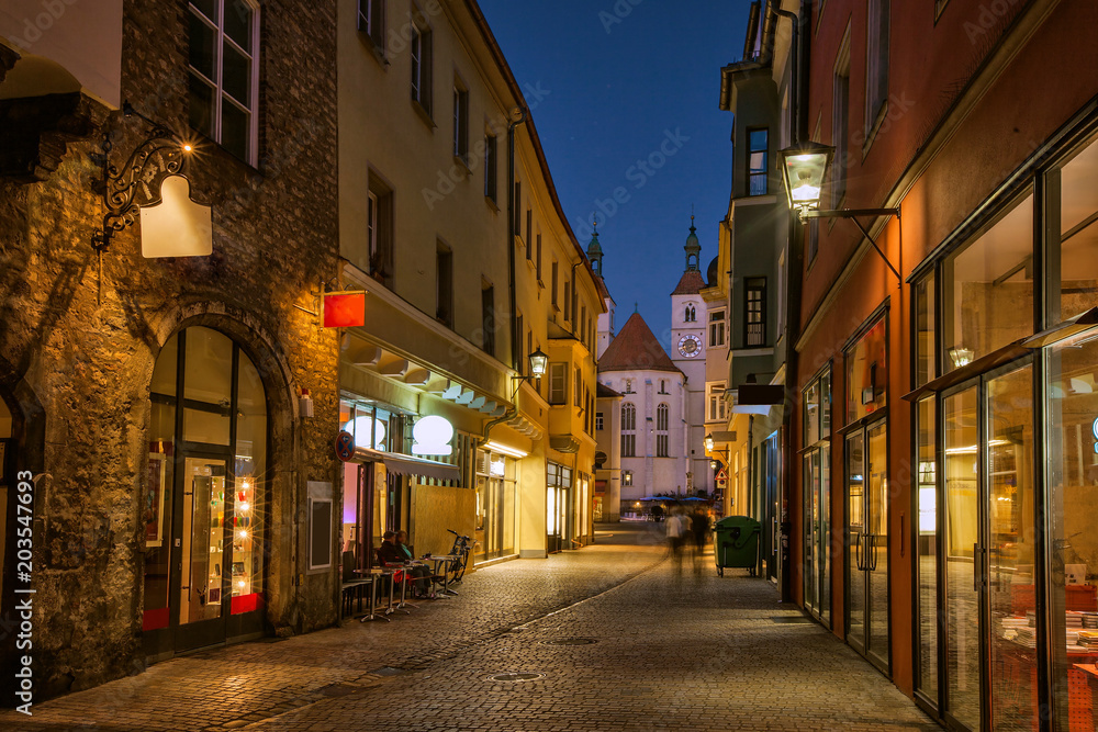 zum Neupfarrplatz mit Neupfarrkirche Regensburg zum Neupfarrplatz mit Neupfarrkirche Regensburg
