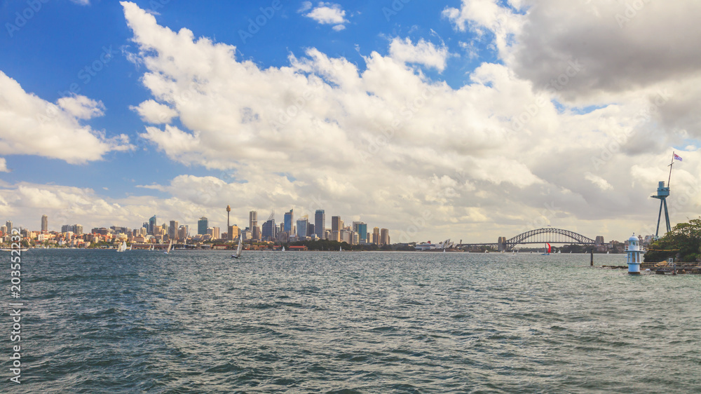 Stadtpanorama von Sydney mit Opernhaus und Harbour Bridge fotografiert vom Wasser aus im März 2015