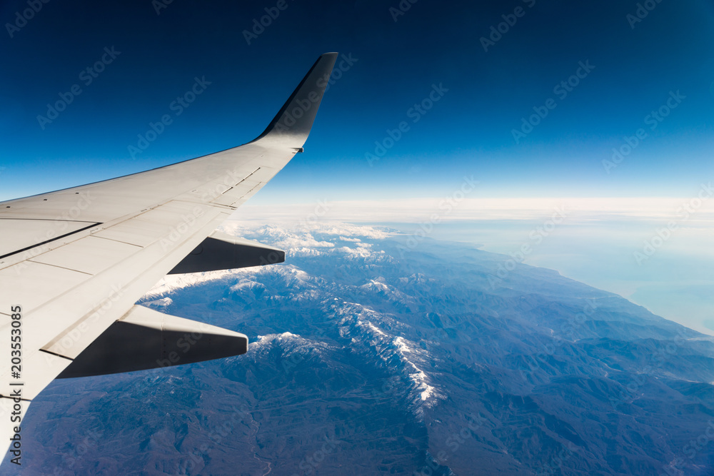 Obraz premium Black sea coast, Caucasus mounrains, and plane wing