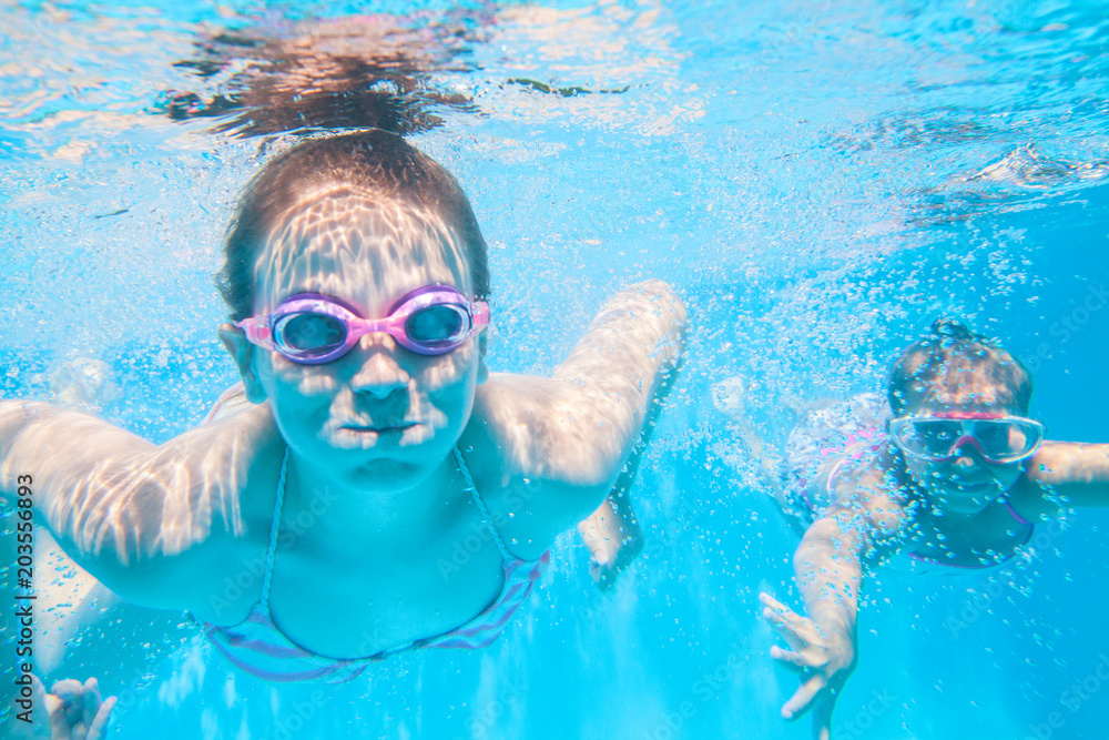 Naklejka premium little kids swimming in pool