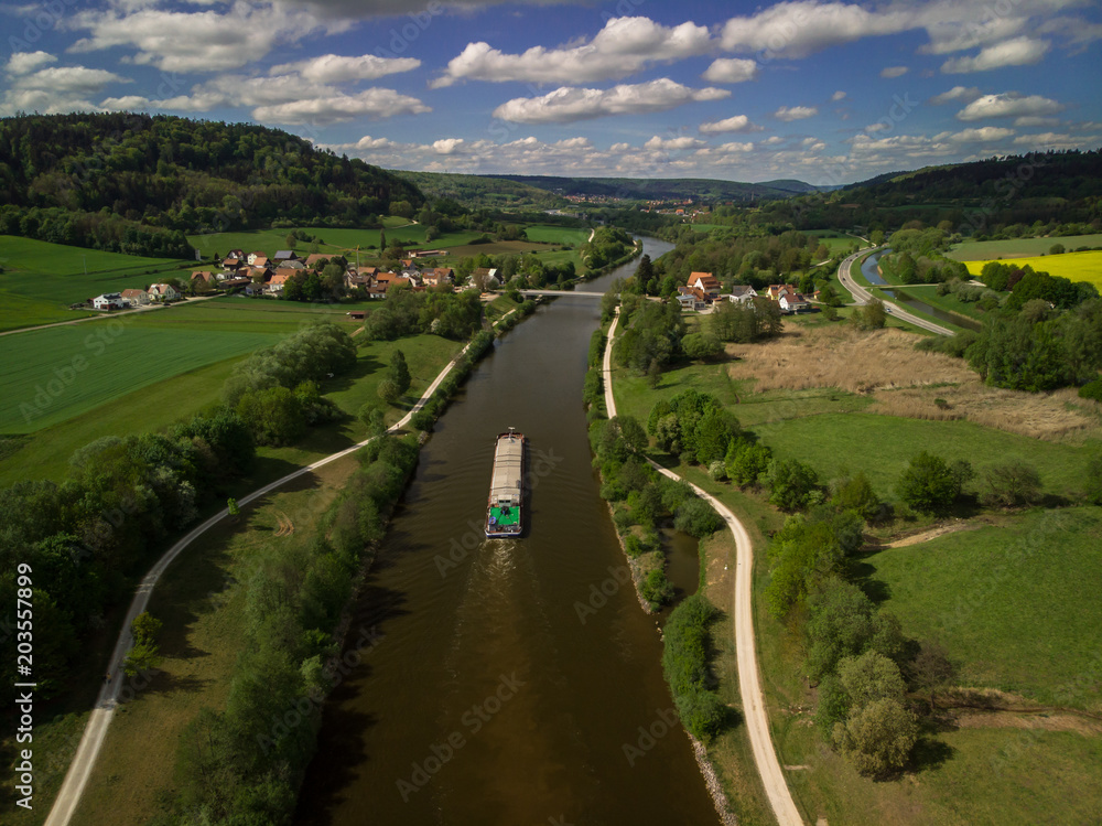 Rhein-Main-Donau-Kanal mit Frachtschiff