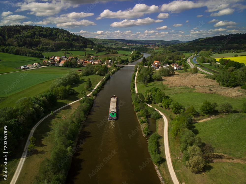 Rhein-Main-Donau-Kanal mit Frachtschiff Stock-Foto | Adobe Stock