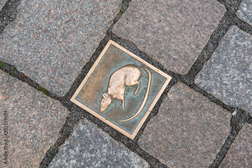 Pflasterstein mit Ratte als Kennzeichnung des Rundwegs in Hameln