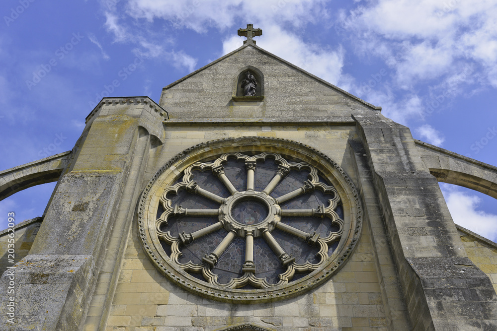 Façade avant de l'église d'Auvers-sur-Oise (95430), département du Val-d'Oise en région Île-de-France, France