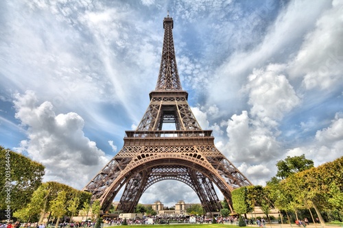 Paris Eiffel Tower © Tupungato