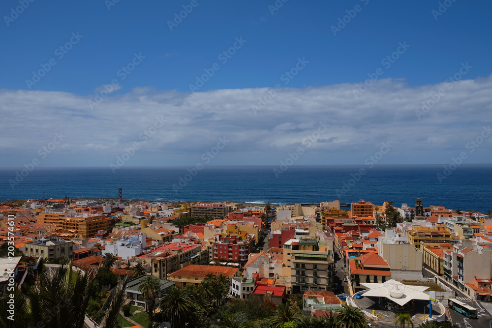Ein Blick auf die Innenstadt von Puerto de la Cruz un dem Atlantik.
