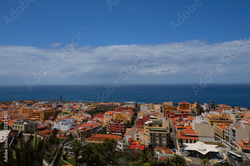 Ein Blick auf die Innenstadt von Puerto de la Cruz un dem Atlantik.