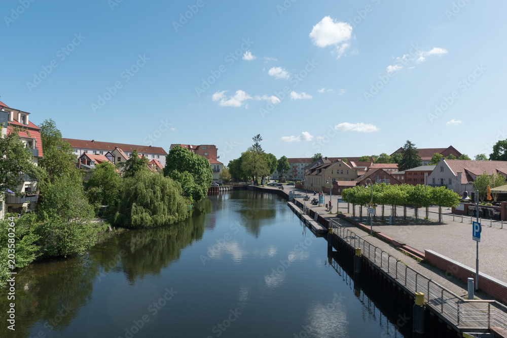 Blick auf den Stadtkanal im Alten Hafen in Rathenow