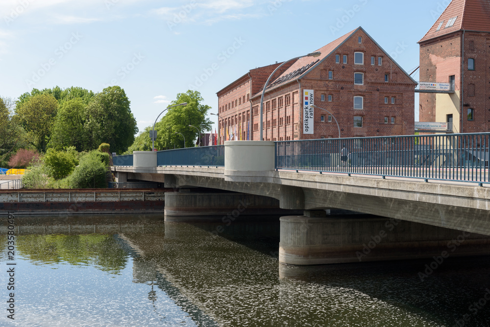 Schwedendamm in Rathenow mit historischen Mühlen im Hintergrund