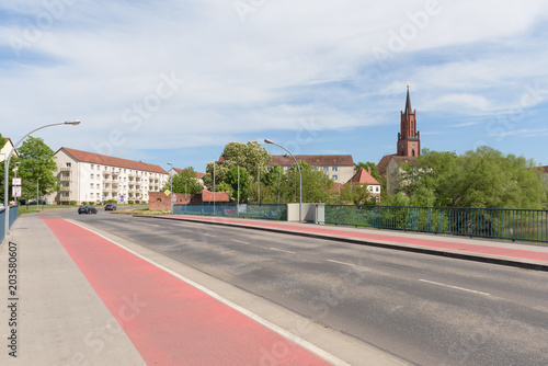 Blick über den Schwedendamm auf die Sankt-Marien-Andreas-Kirche in Rathenow