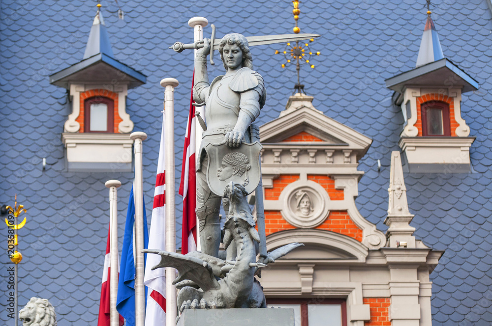 Obraz premium Statue of the knight defeating a dragon in front of the House of Blackheads in Riga, Latvia.