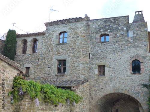 Fototapeta Naklejka Na Ścianę i Meble -  Monells, pueblo del Ampurdan  en Girona, Costa Brava (Cataluña,España)