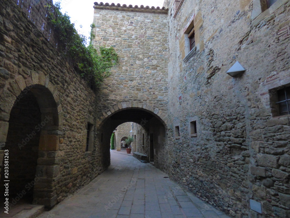 Monells, pueblo del Ampurdan  en Girona, Costa Brava (Cataluña,España)