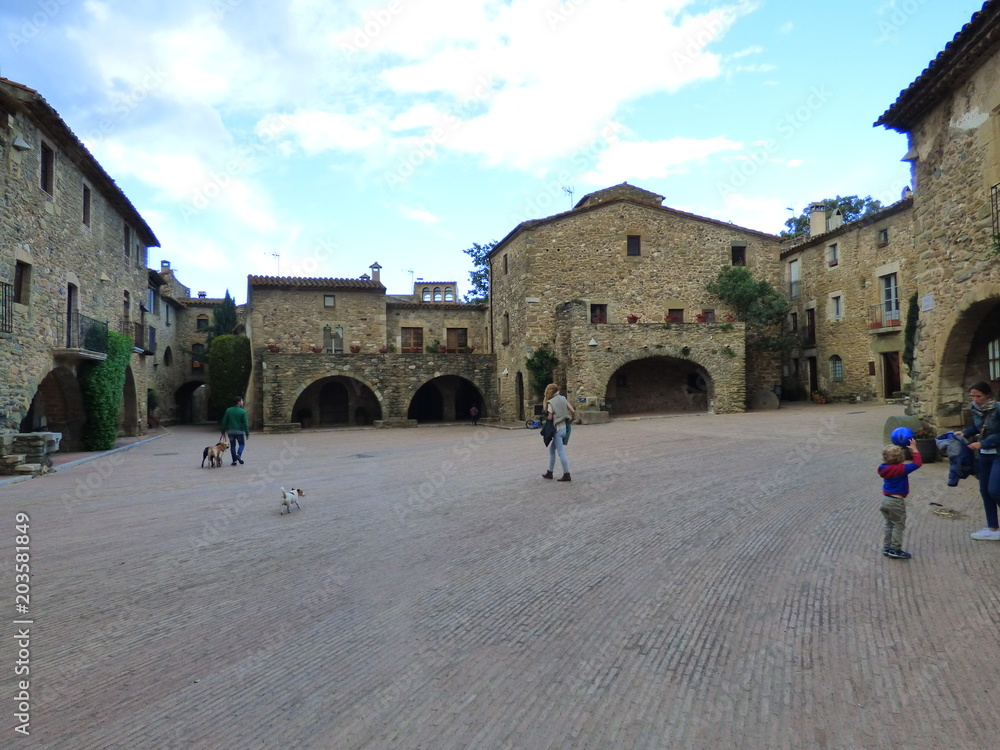 Monells, pueblo del Ampurdan  en Girona, Costa Brava (Cataluña,España)