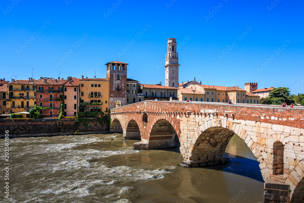 Die Brücke Ponte Pietra in Verona, Blick auf Talseite, Steinbrücke über den Fluss Etsch, Venetien, Italien