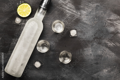 Photo Cold vodka in shot glasses on a black background