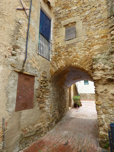 Ullastret,pueblo del Emporda  en Girona, Costa Brava (Cataluña,España). 