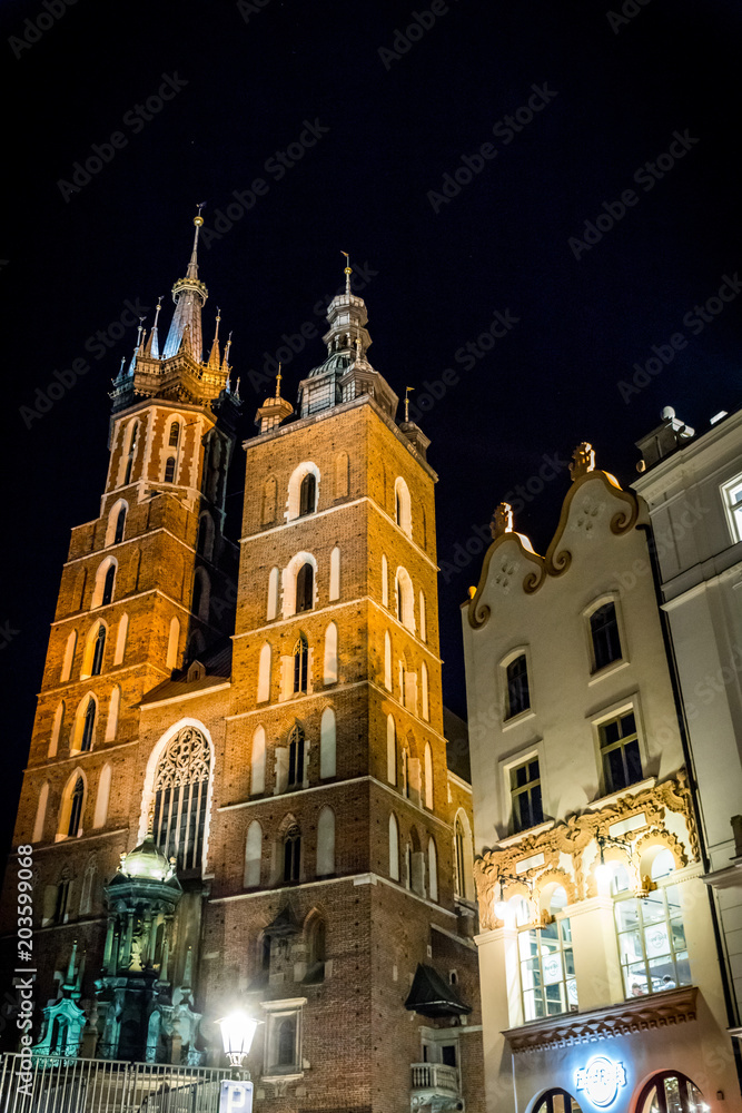 Basilique Sainte-Marie sur la Place Rynek Głowny à Cracovie de nuit