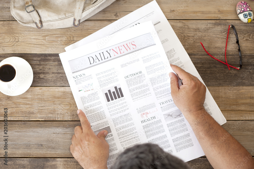 Obraz premium reading newspaper at morning