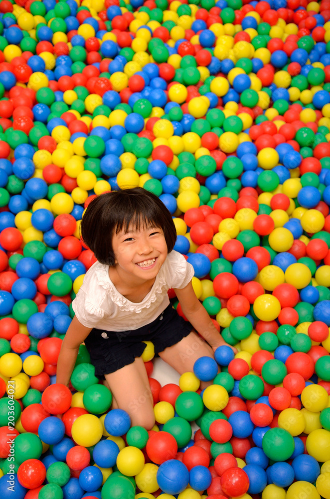 Obraz premium ボールプールで遊ぶ女の子