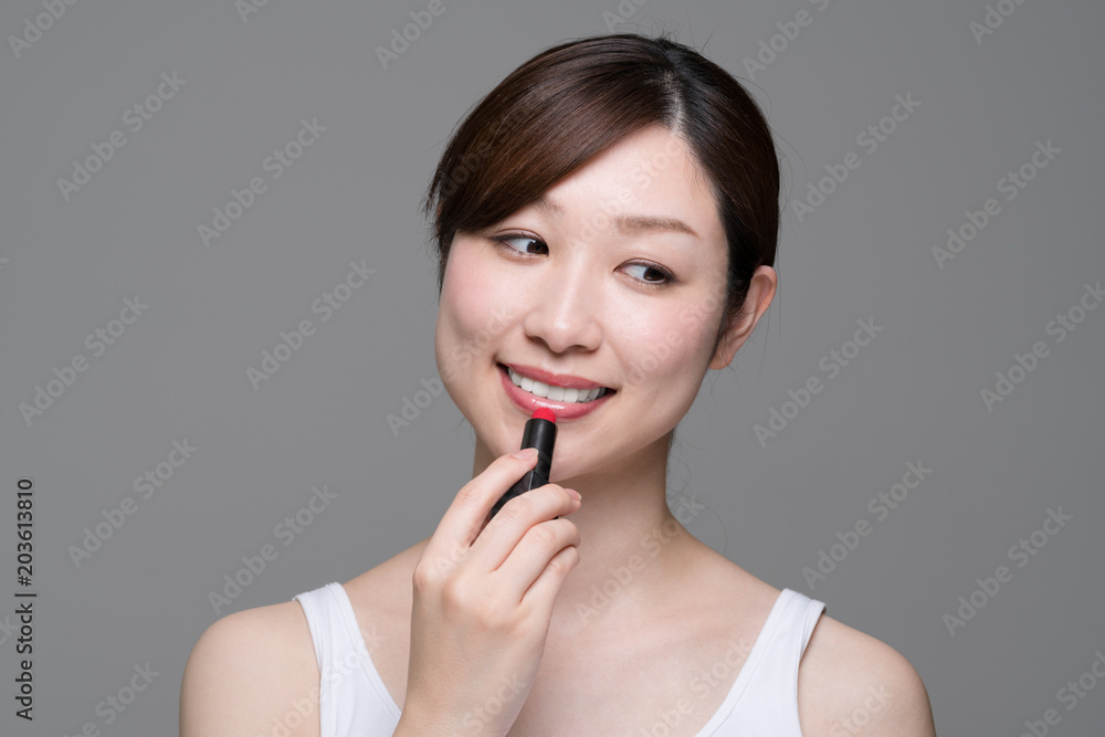 化粧をする女性、口紅、リップ 化粧をする女性、口紅、リップ