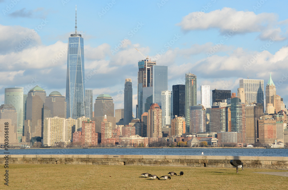 Obraz premium Looking at Manhattan from Ellis Island