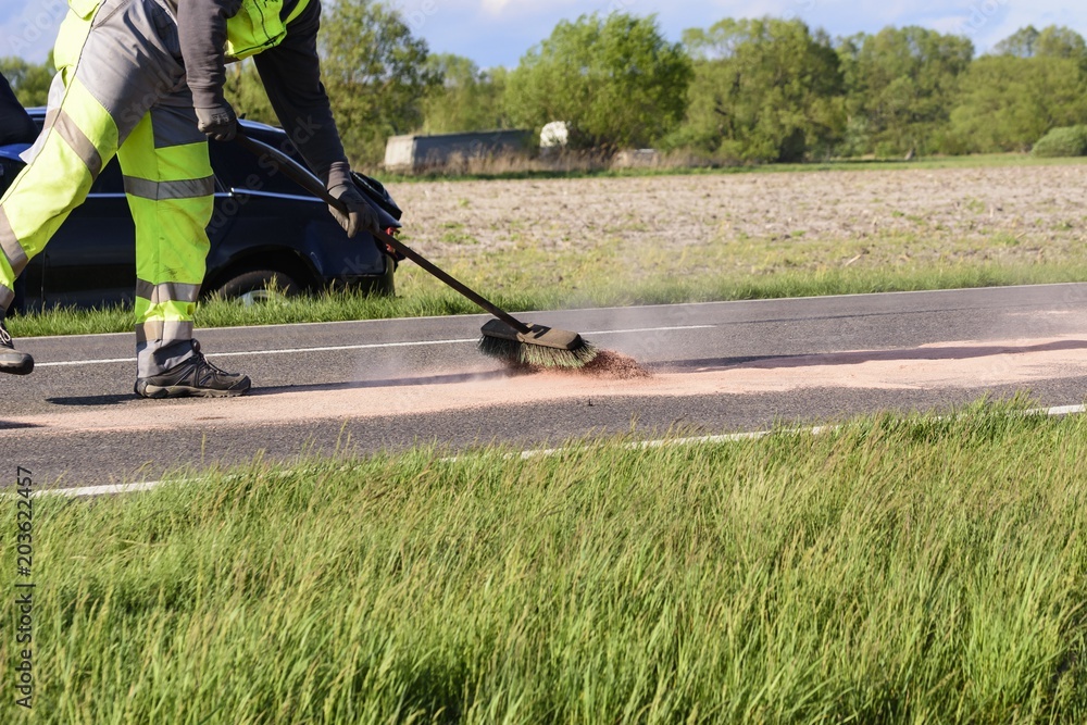 Fototapeta premium Ölspurbeseitigung nach einem Autounfall