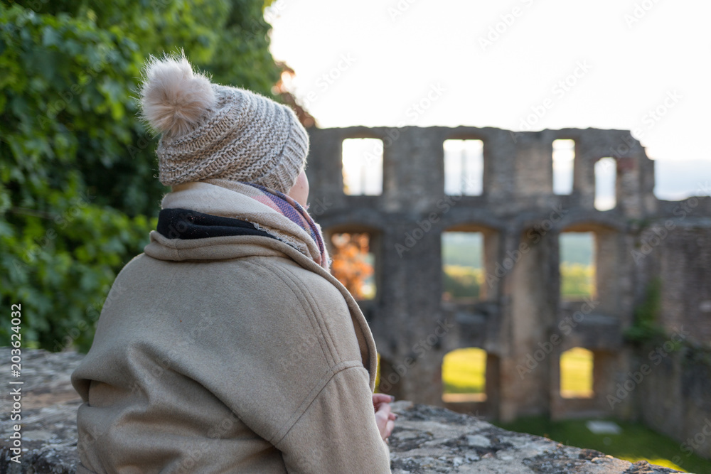 Frau vor der Burgruine Landskron in Oppenheim im Sonnenaufgang Frau vor der Burgruine Landskron in Oppenheim im Sonnenaufgang