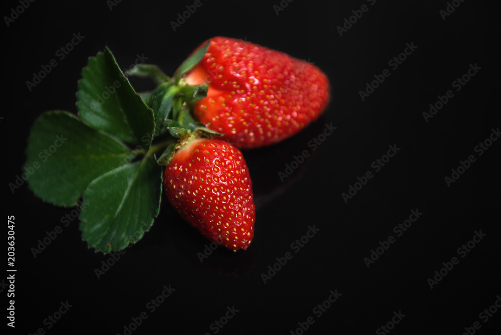 Erdbeeren vor schwarzem Hintergrund Erdbeeren vor schwarzem Hintergrund