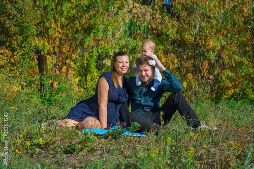 Family sitting on the grass © Pavlovskiy Family