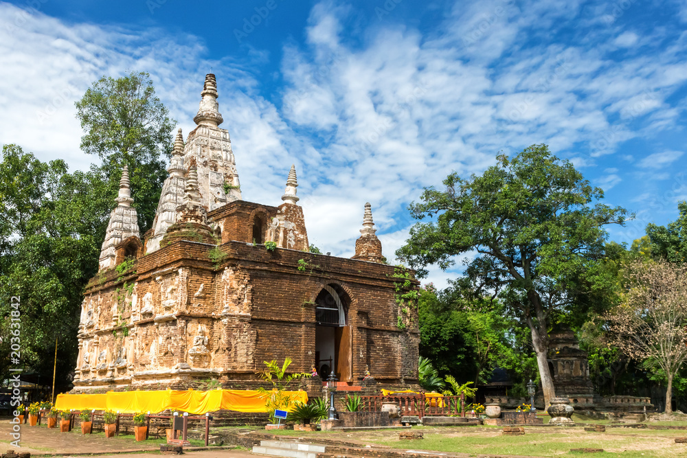 Obraz premium Wat Chet Yot, seven pagoda temple A tourist attraction in Chiang Mai, Thailand.