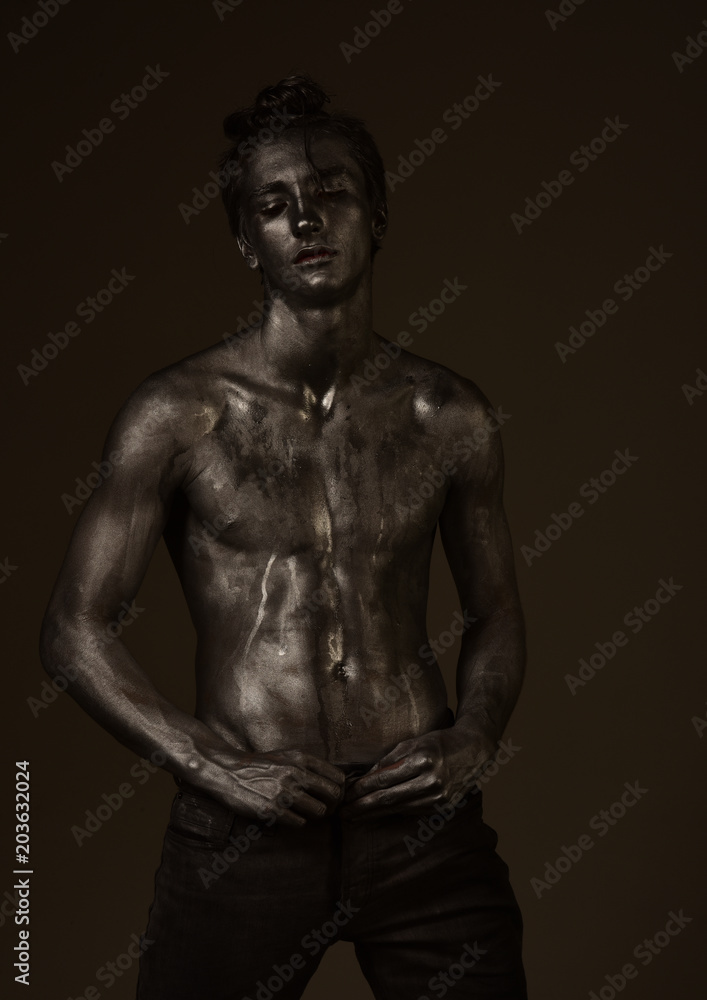 Fototapeta premium Koncepcja moda i erotyczne. Facet pozuje z pewną siebie seksowną miną.