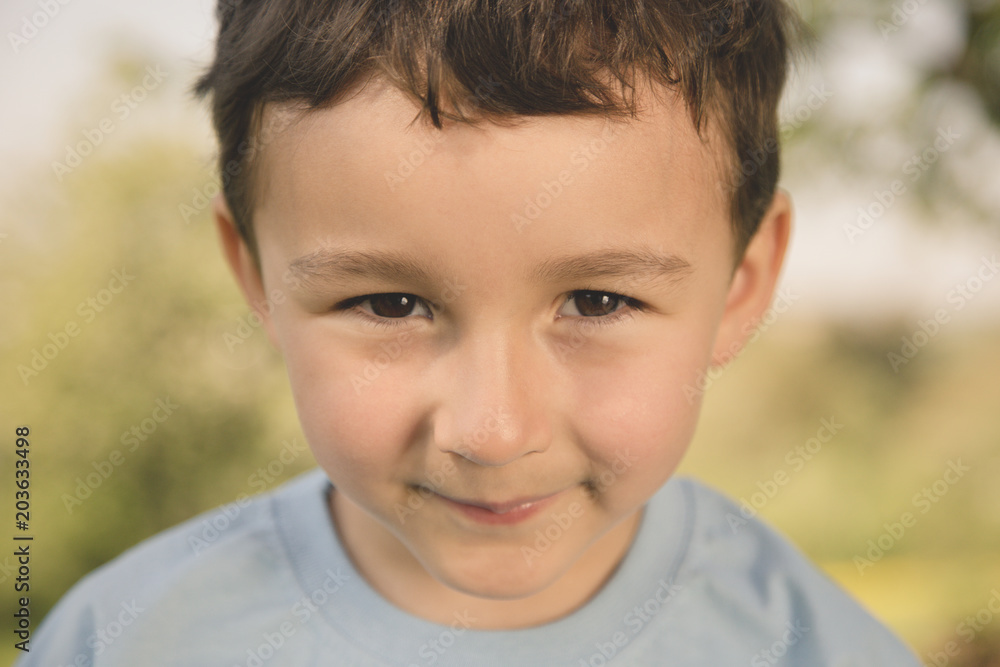 Kind kleiner Junge Portrait Porträt Gesicht retro Stil draußen Kind kleiner Junge Portrait Porträt Gesicht retro Stil draußen