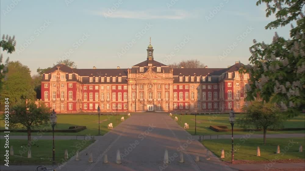 Schloss Muenster mit Schlossplatz mit Drohne Anfahrt Schloss Muenster mit Schlossplatz mit Drohne Anfahrt