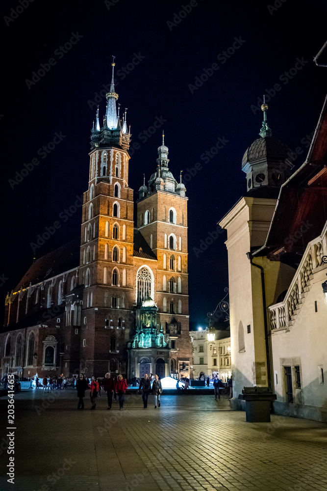 Basilique Sainte-Marie sur la Place Rynek Głowny à Cracovie de nuit
