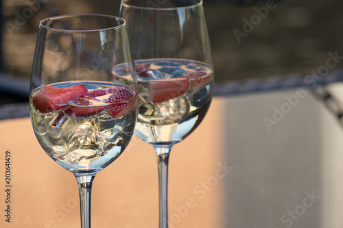 Champagner mit Erdbeeren auf Eis