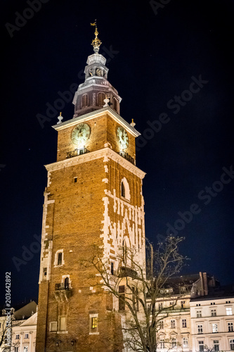 Tour de l'Hôtel de Ville et Place Rynek Głowny à Cracovie de nuit photo