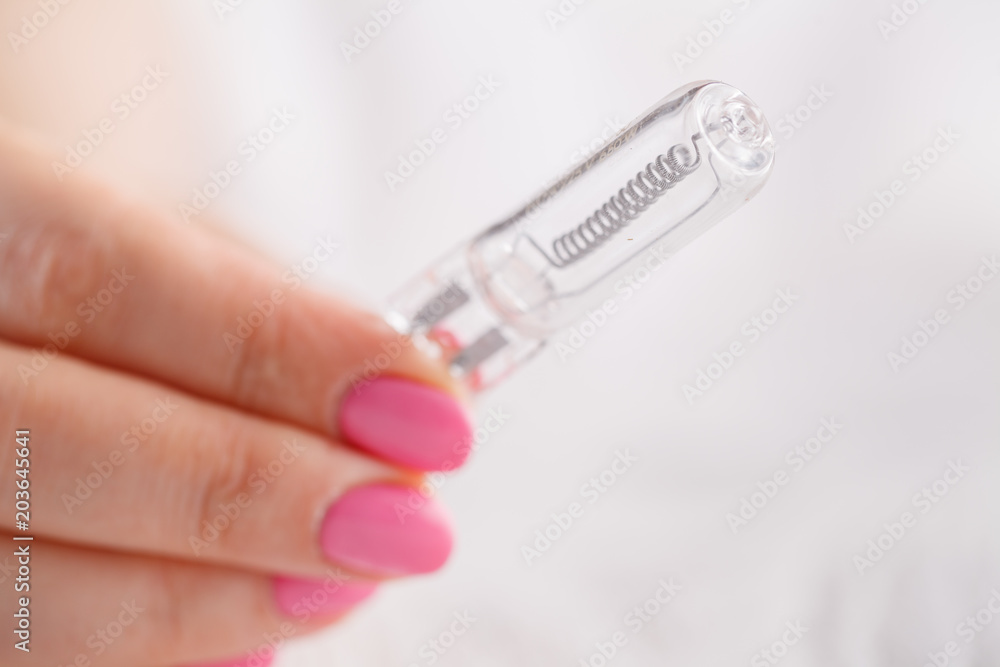 Obraz premium Woman hand holding a light bulb